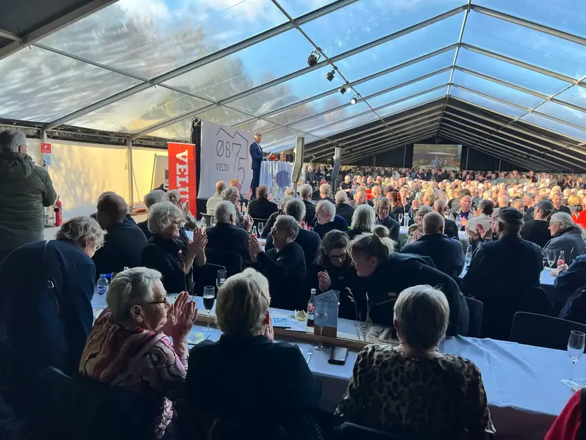 Mennesker samlet i telt til fest