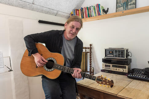 Søren har altid guitaren med