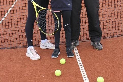 Tre generationer mødes på tennisbanerne i Østbirk