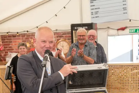 Seniorfest og anekdoter i teltet ved Hovedgård Byfest