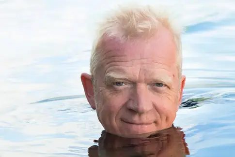 Carsten Knudsen på scenen i Gedved