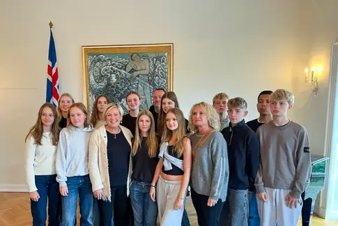 Elever fra Østbirk Skole møder den islandske præsident i et rum med flag.