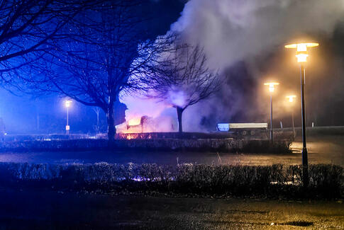 Bilbrand på Pejsegårdens parkeringsplads i Brædstrup tidlig mandag morgen