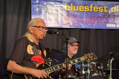 Kenn Lending Blues Band satte bluesstemning i Grumstrup Forsamlingshus
