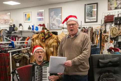 Julemusik og hygge i Røde Kors-butikken i Østbirk