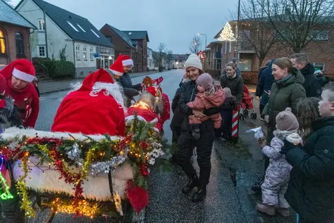 Julemandens kane bragte smil og slik til Østbirk