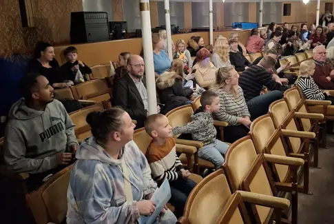 Røde Kors inviterede 100 børn og deres forældre i teatret