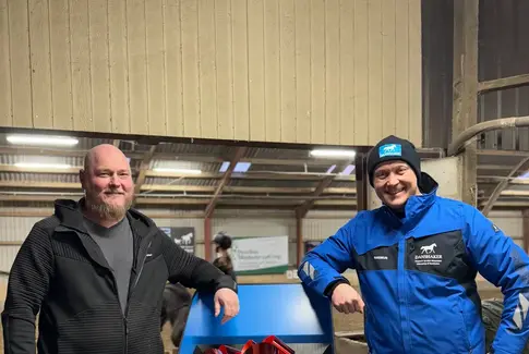 Ny udmugningsmaskine giver bedre arbejdsmiljø i Molger Rideklub
