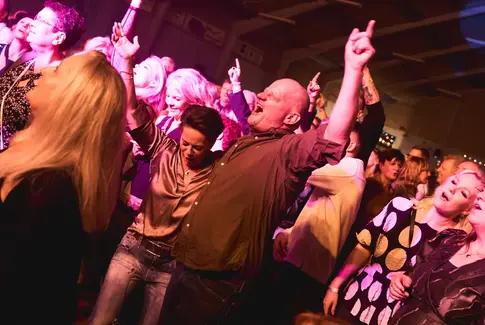 Glimmer og nostalgi: Halbal i Tebstrup byder på ABBA-fest