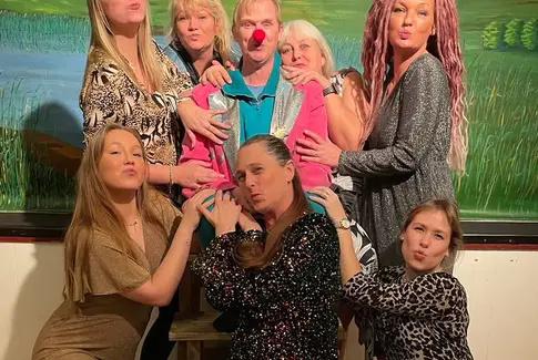 Tebstrup Revy 2025: Sammenhold, satire og store smil