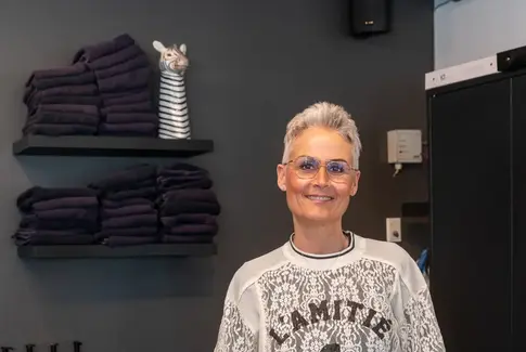 Helle fejrer 25 år med saks, snak og stationær charme