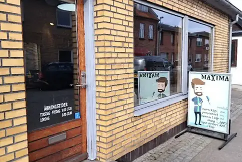 Beyalos fejrer 10 år med saksen i hånden