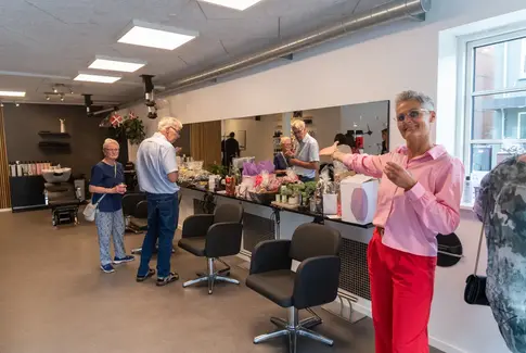 Hår, grin og grillpølser: Helle fejrede 25 år med manér