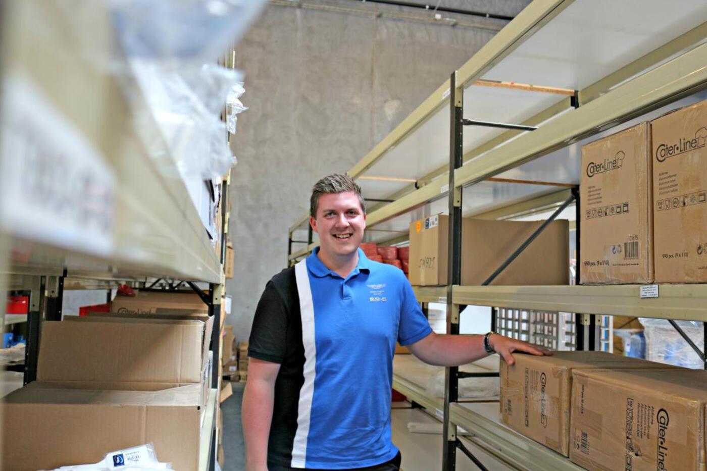 Daniel paa lageret til webshoppen