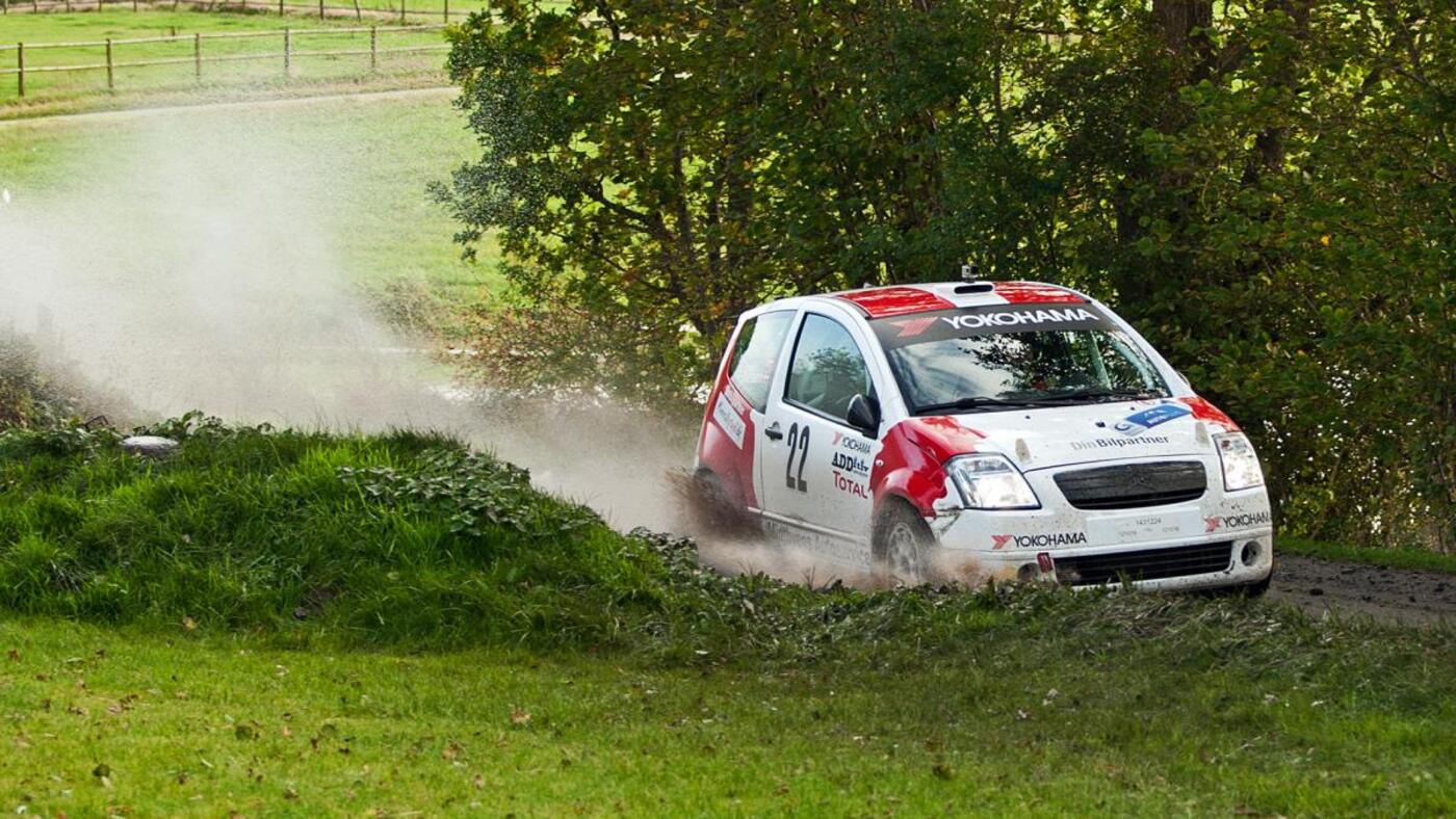De vaade veje i soenderjylland var en stor udfordring. nielsen og brodersen forcerer en af de store vandpytter paa vejen