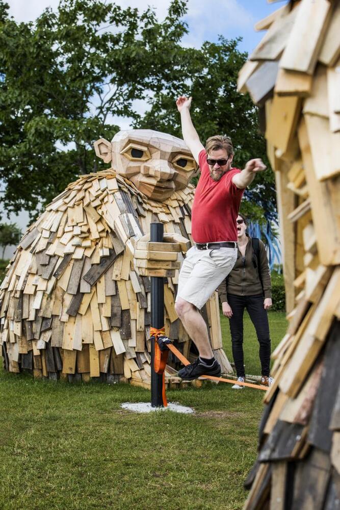 E86c89 troldeunger slackline foto hanne nielsen