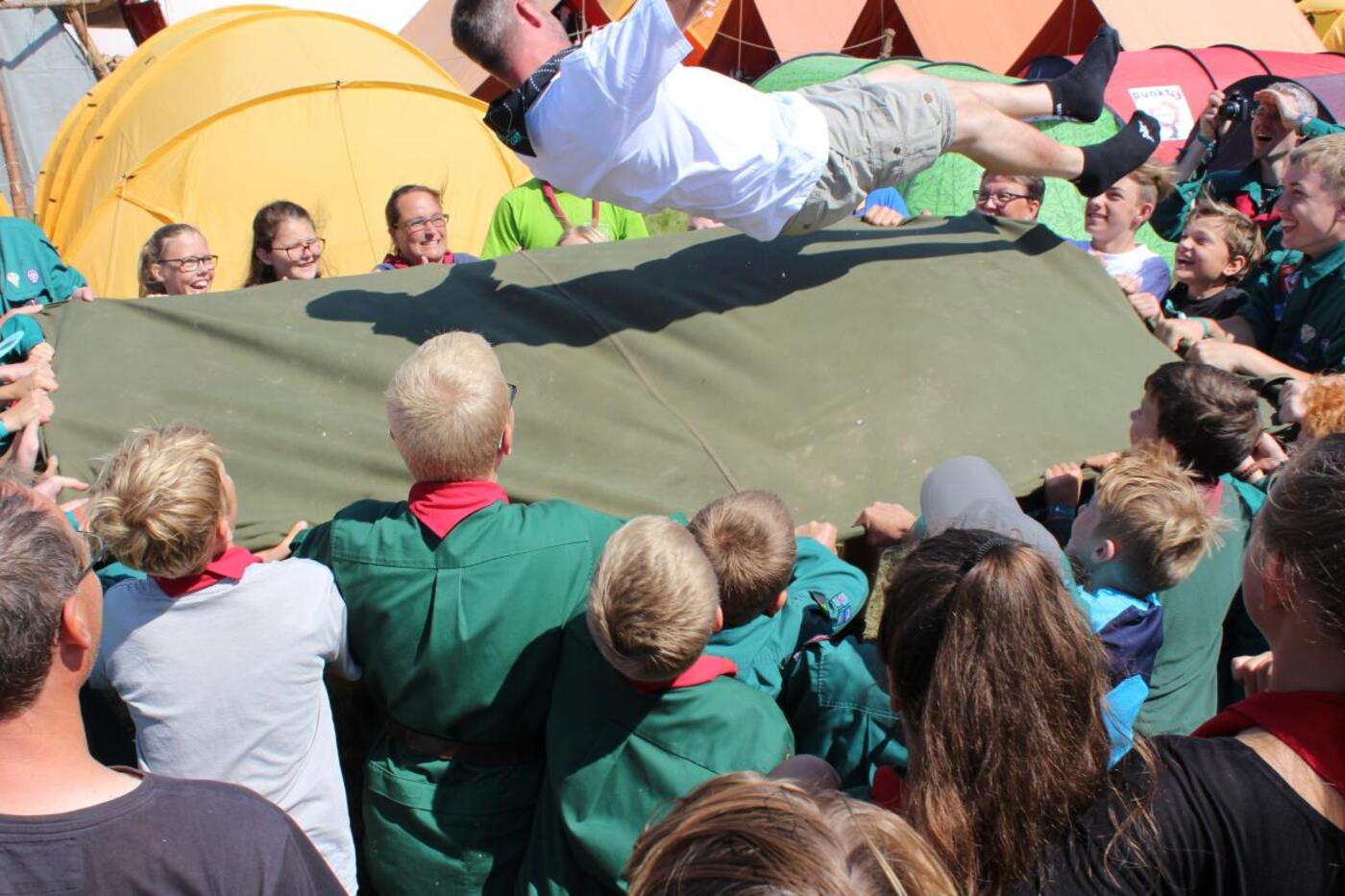 Foedselarfravoerladegaardfaar sig enluftturpaa spejderneslejriteltunderlag