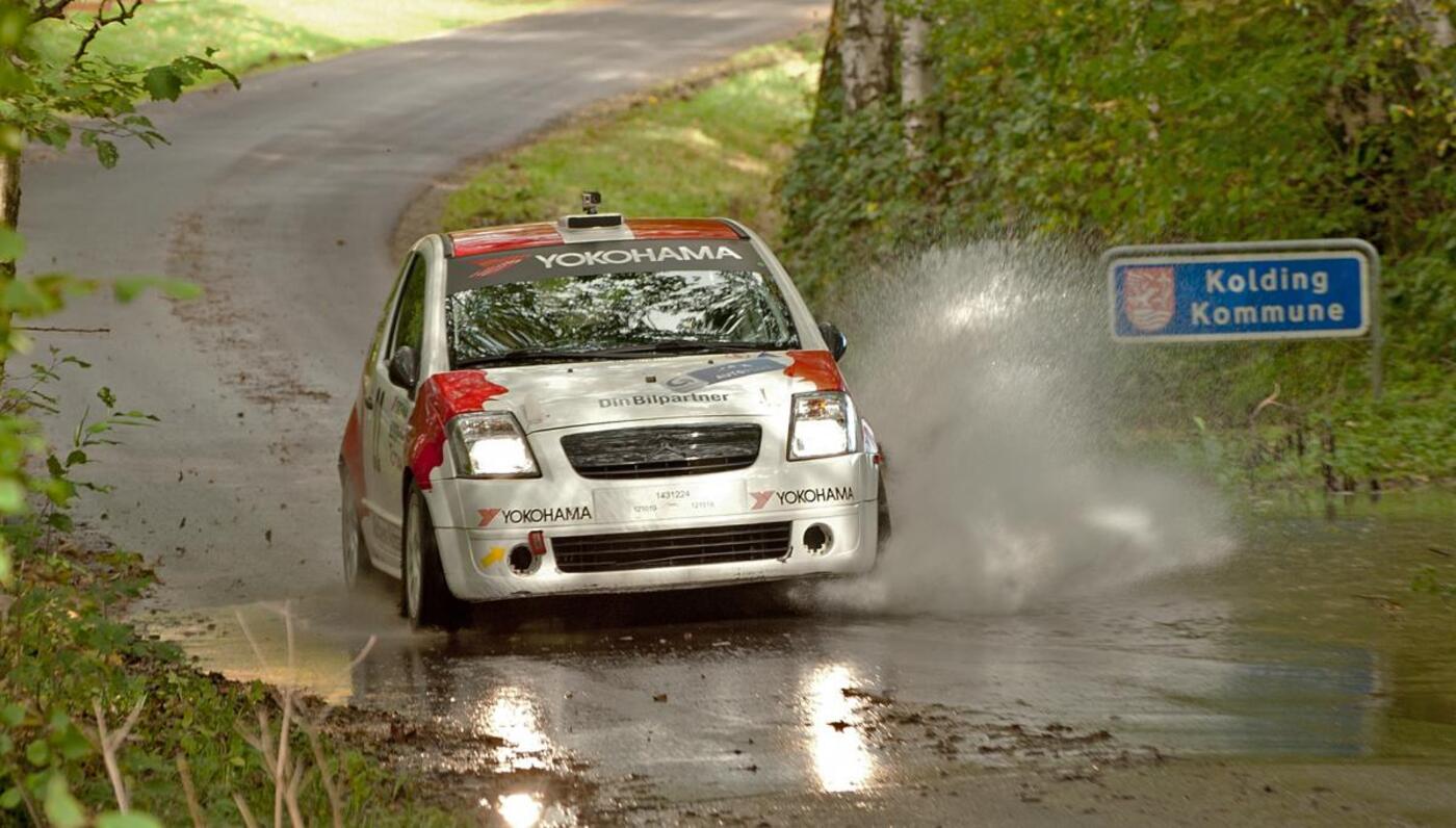 Frank nielsen og per brodersen vasker bilen paa skovturen