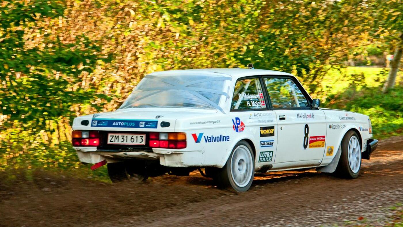 Heino mejer og bo moelgaard havde store udfordringer paa de snaevre og glatte veje i rally soenderjylland og kom hjem med en maerket bil