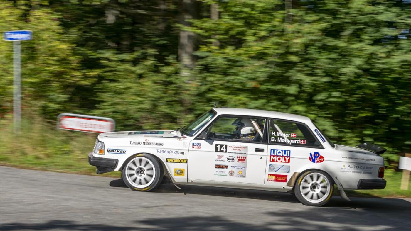 Heino mejer og bo moelgaard mens bilen endnu ville vaere med i rally roskilde.  de maatte desvaerre kaste haandklaedet i ringen paa proeve 4 med mo