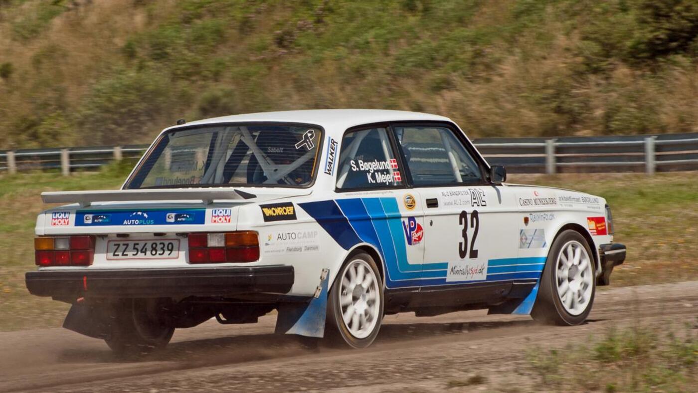 Kurt mejer og steen boegelund paa hurtigt grus i 3. afdeling af dm i rally