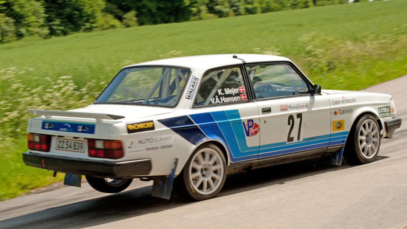 Kurt mejer og vagn aage hansen er helt klar til efteraarets mange loeb. her fanget i en hurtig kurve i anderup el rally i juni