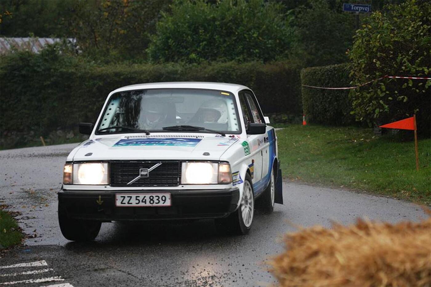 Kurt mejer og vagn aage hansen igennem landsbyen torp i bygholm rally 2015
