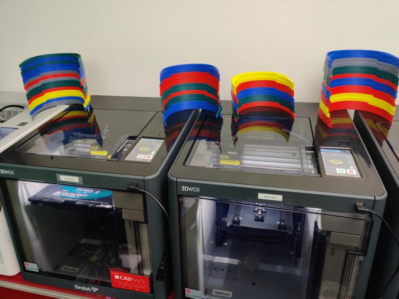 Tømrerfaglærer og hans børn laver visirbøjler til sundhedsvæsenet