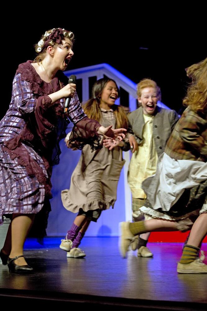 Miss hannigan synger om smaa smaa piger