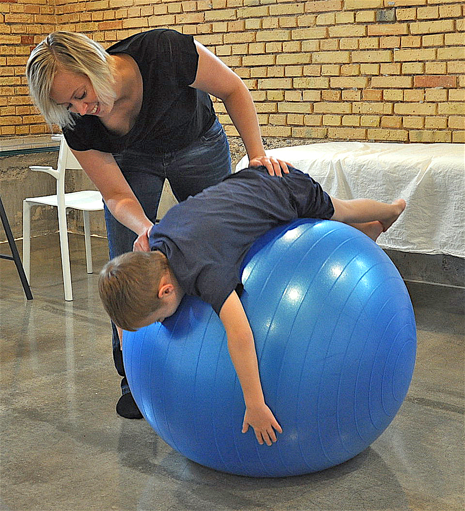 Motorikvejleder mette nejland frisk fra sansevejlederen.dk traener labyrintsans paa bold paa maven