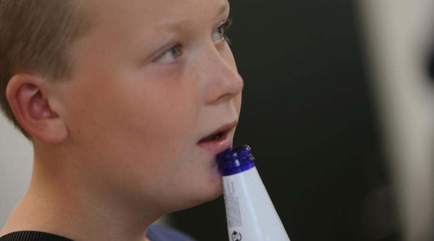 Ny dreng med flaske 8267 ny