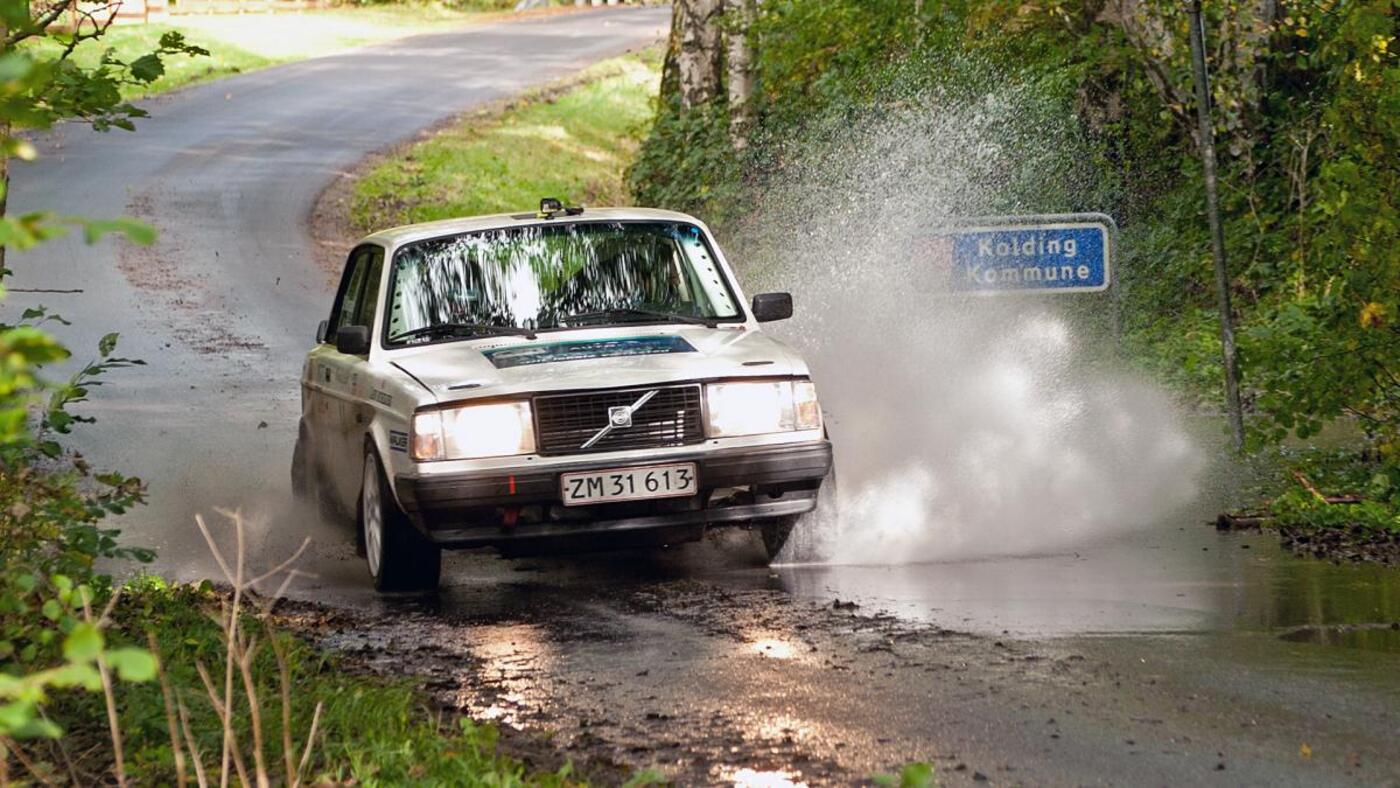 Paa vej mod det historiske danmarksmesterskab forlader heino mejer og bo moelgaard kolding kommune med vask af kommuneskiltet