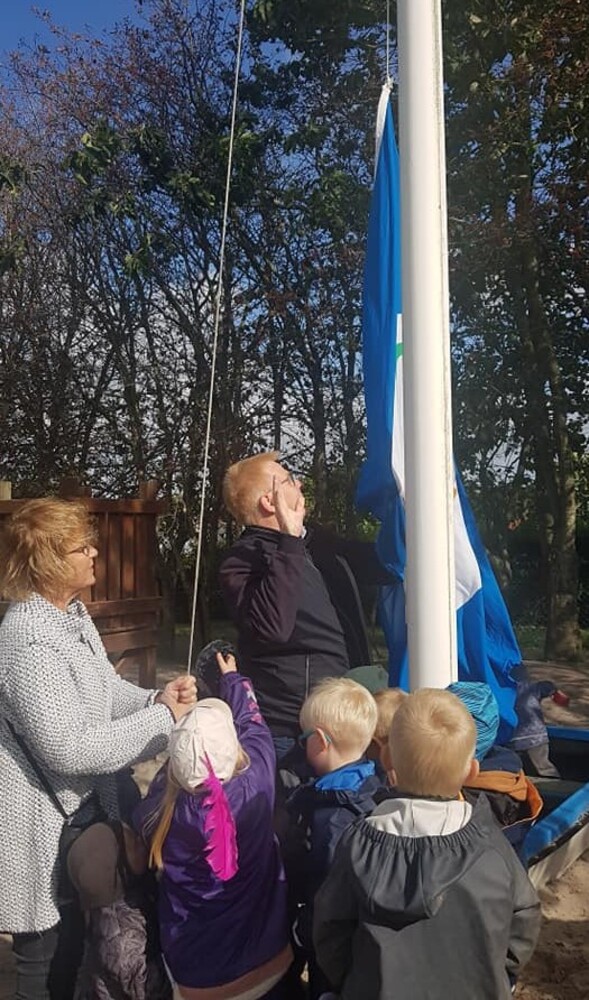 Peter soerensen hejser det blaa flag