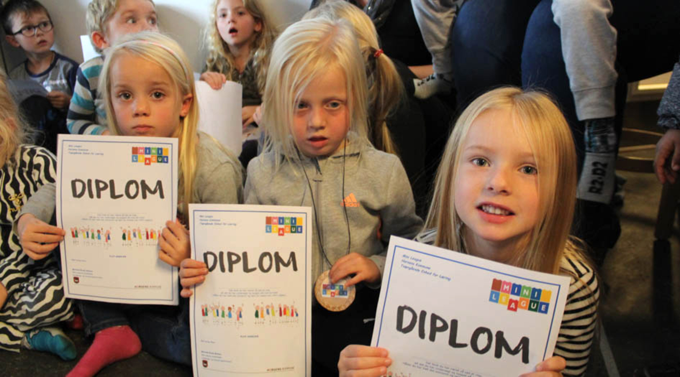 Piger med diplomer 4033