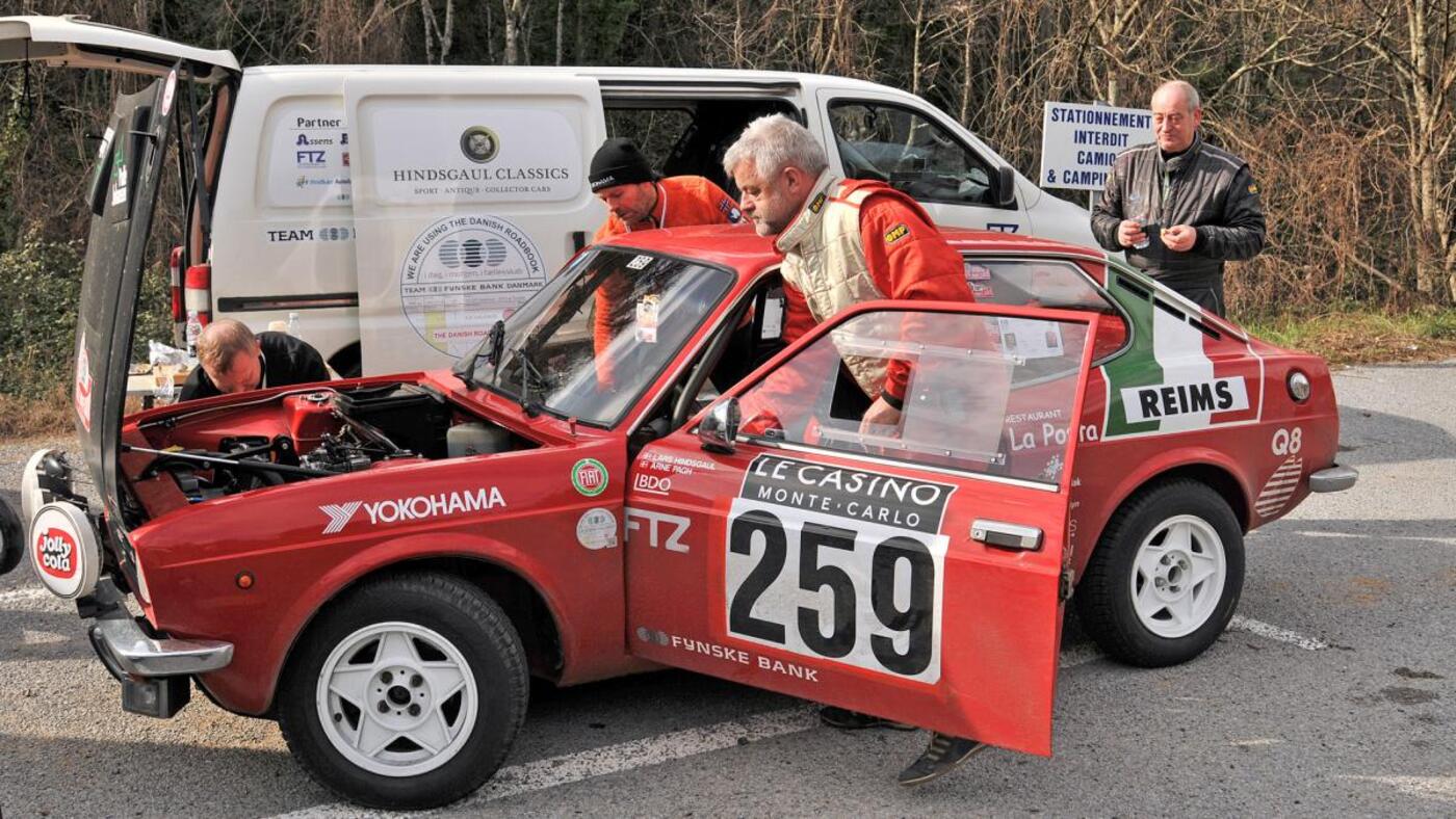 Service teamet for lars hindsgaul og arne pagh tjekker bilen i en pause under rally monte carlo historique 2018