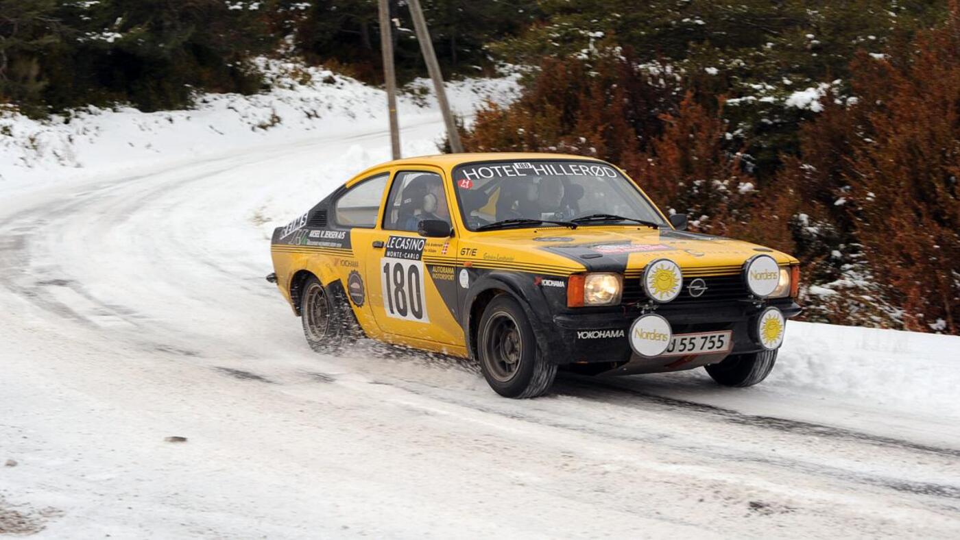 Ældre mænd i gamle biler konkurrerer om æren.