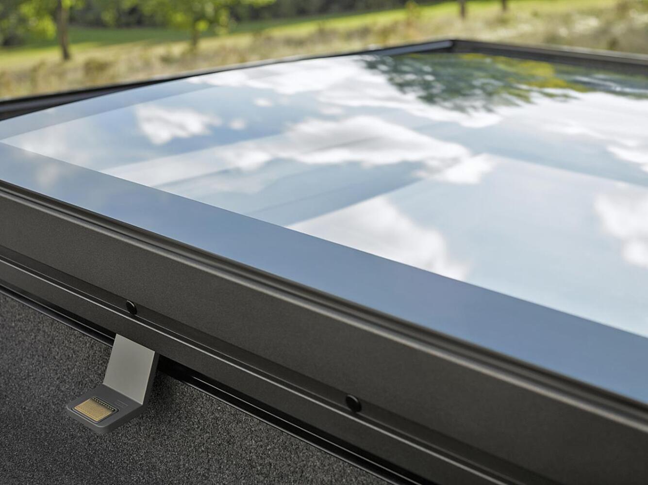 Nyt elegant fladtagsvindue med buet glas