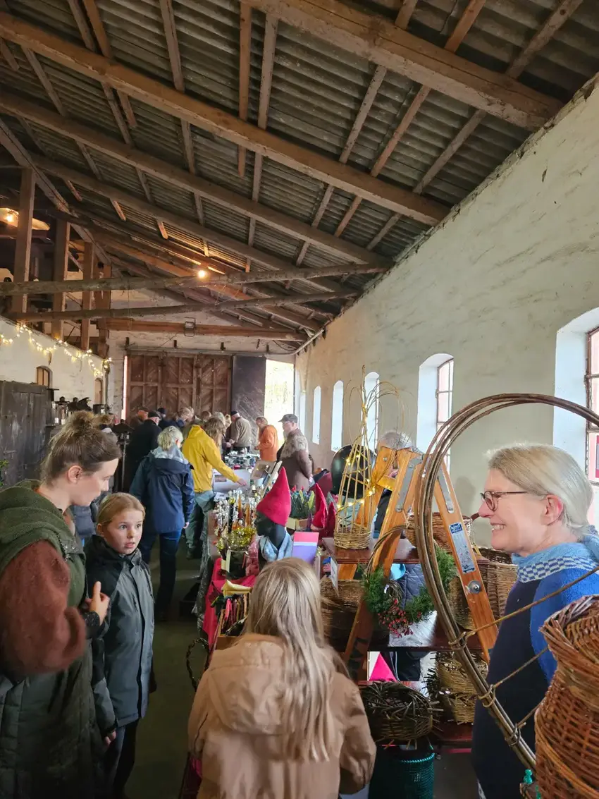 Mennesker inde i en staldbygning