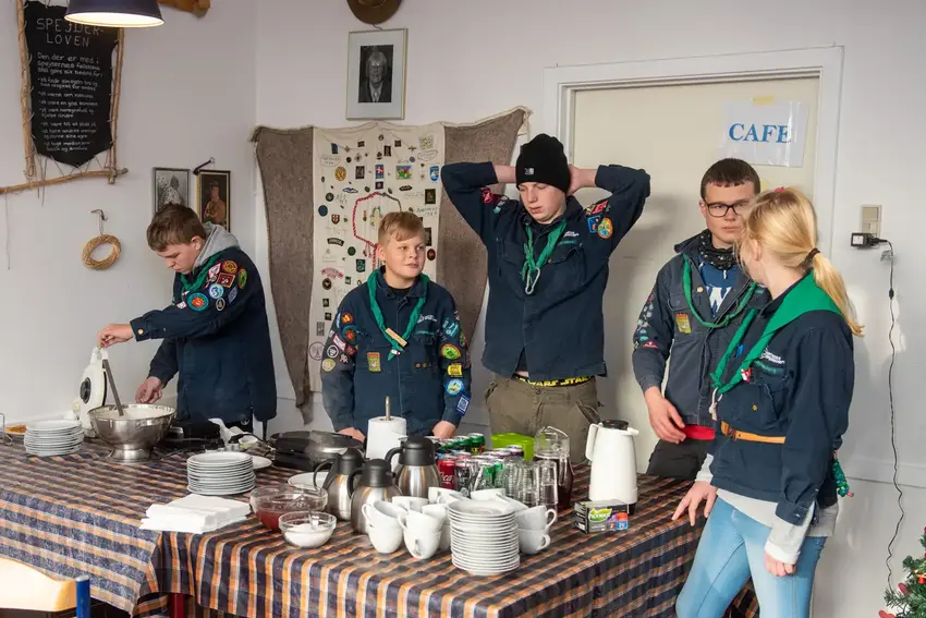 Fem unge i spejderuniform