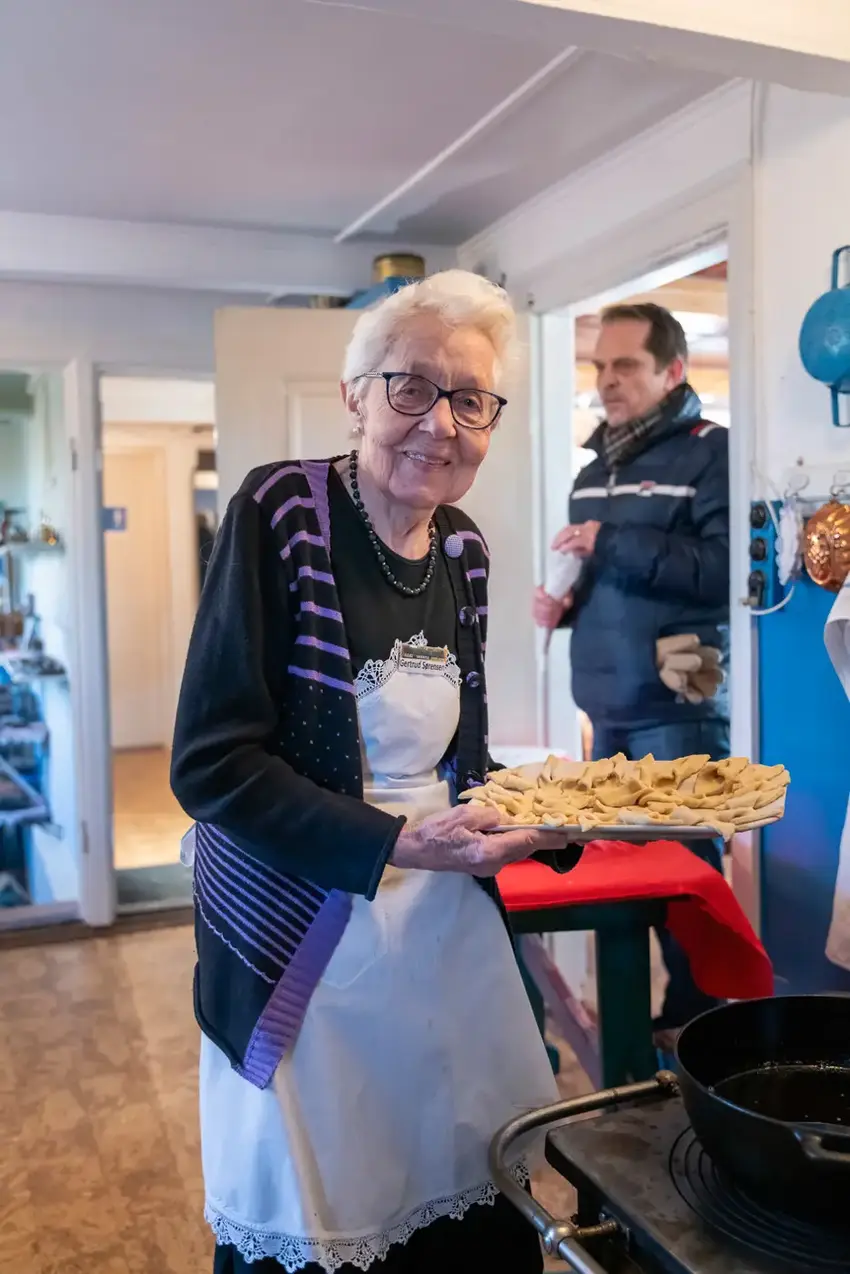 Ældre smilende kvinde med briller