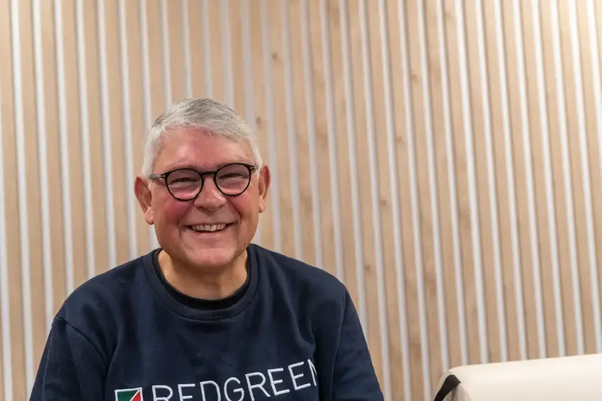 Mand med briller og gråt hår