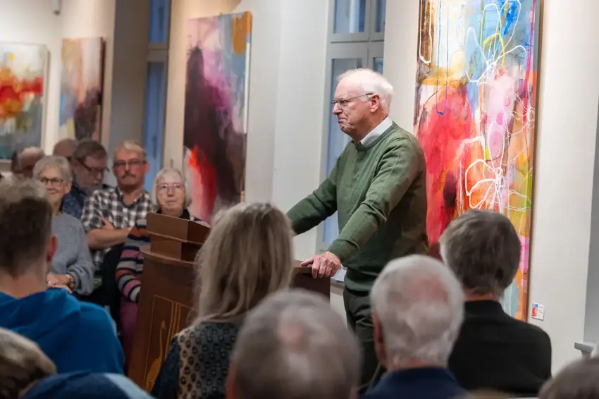 Mand holder tale foran en masse mennesker