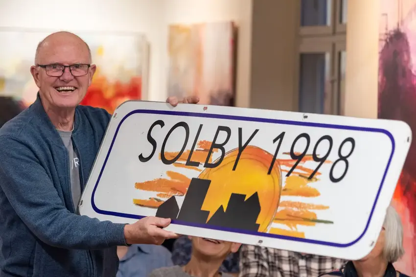 Mand med skilt hvor der står Solby 1998