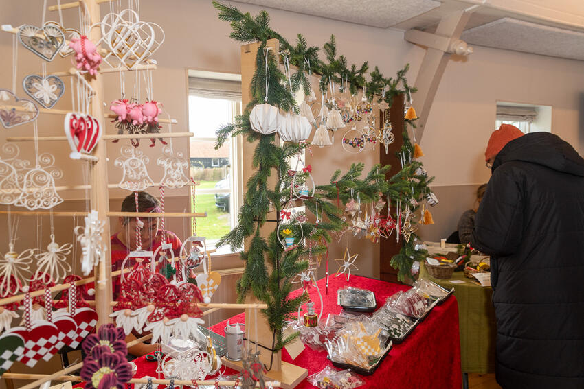 Julepynt på et bord