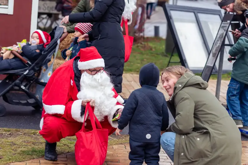 Julemand giver gave til lille dreng