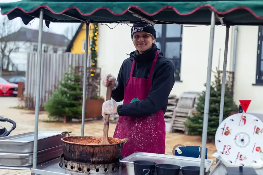 Ung mand rister mandler - brændte mandler