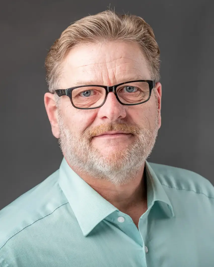 Mand med briller og grøn skjorte