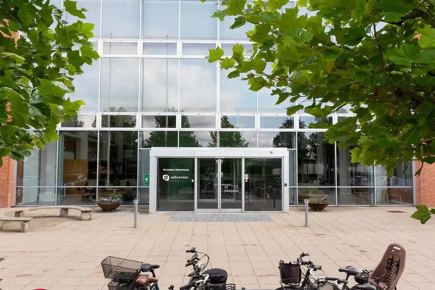 Horsens rådhus' facade og indgang