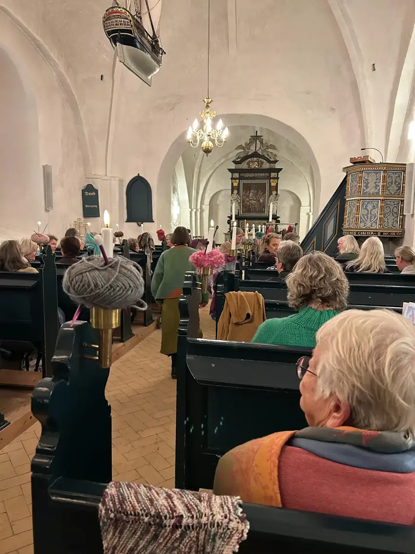 Søvind kirke fyldt med mennesker