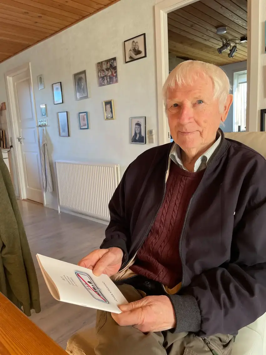 Ældre mand sidder på en stol